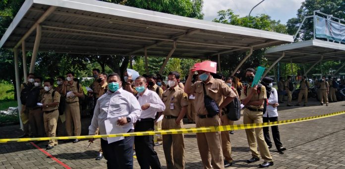 Puluhan pegawai cpns dan PPPK mengantre penyerahan SK dari BKPP pati, Selasa (10/5/2022) Puluhan pegawai cpns dan PPPK mengantre penyerahan SK dari BKPP pati, Selasa (10/5/2022)