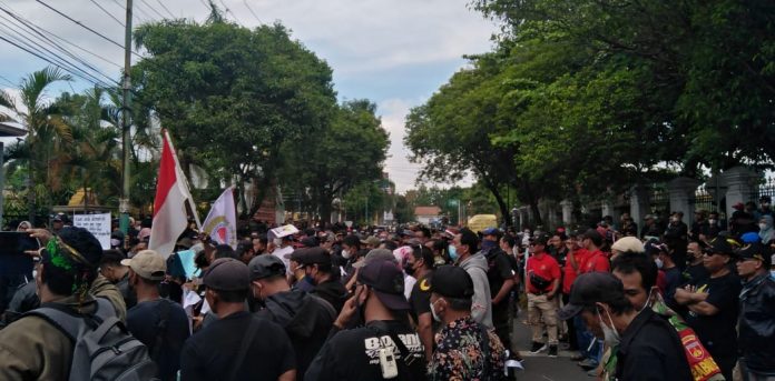 Ribuan anggota BPD Pati menggelar demo menuntut kenaikan gaji di depan Kantor DPRD, Kamis (16/6/2022) Ribuan anggota BPD Pati menggelar demo menuntut kenaikan gaji di depan Kantor DPRD, Kamis (16/6/2022)