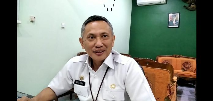 Kepala Dinas Perumahan Kawasan Permukiman dan Lingkungan Hidup Abdul Halil saat ditemui di Kantor Dinas PKPLH, (Foto : Adam Naufaldo) Kepala Dinas Perumahan Kawasan Permukiman dan Lingkungan Hidup Abdul Halil saat ditemui di Kantor Dinas PKPLH, (Foto : Adam Naufaldo)