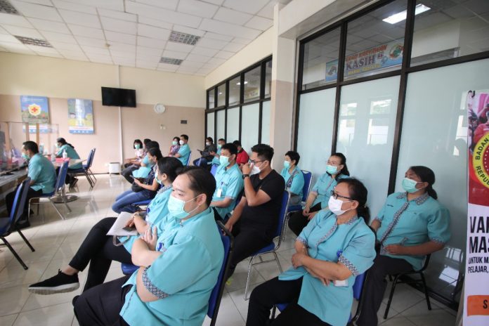 Beberapa Nakes yang akan di vaksinasi booster, (Foto : Adam Naufaldo) Beberapa Nakes yang akan di vaksinasi booster, (Foto : Adam Naufaldo)