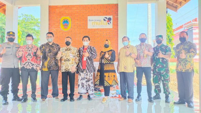 Bupati Haryanto foto bersama dengan jajaran forkopimda saat kegiatan Pragolo Pati Festival Bupati Haryanto foto bersama dengan jajaran forkopimda saat kegiatan Pragolo Pati Festival