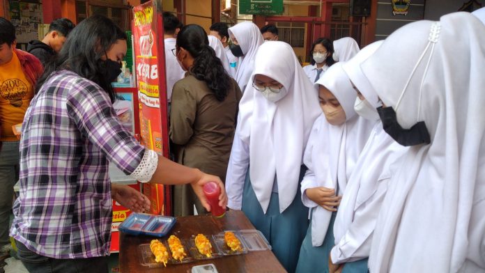 beberapa siswi SMA terlihat membeli hottang buatan Mei, (Foto : Adam Naufaldo) beberapa siswi SMA terlihat membeli hottang buatan Mei, (Foto : Adam Naufaldo)