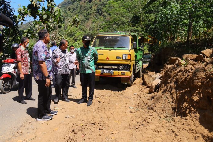 Bupati Kudus Hartopo beserta jajaran lainnya meninjau pelebaran jalan di Desa Rahtawu, (Foto : Adam Naufaldo) Bupati Kudus Hartopo beserta jajaran lainnya meninjau pelebaran jalan di Desa Rahtawu, (Foto : Adam Naufaldo)