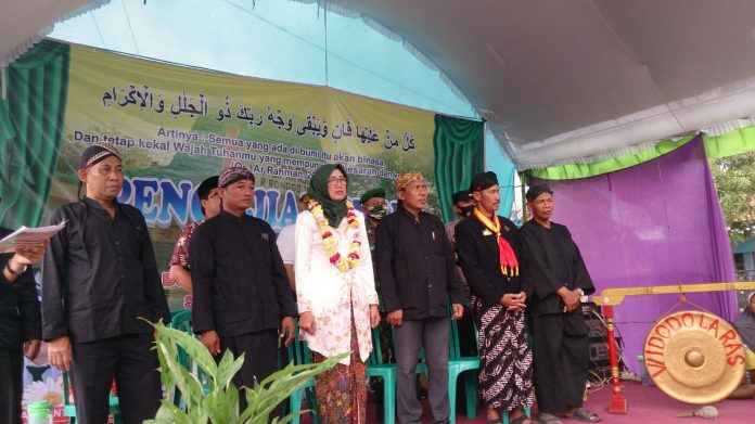 PLT Kepala Dinas Kebudayaan dan Pariwisata Mutrika bersama jajaran pejabat Dukuh Krajan Karangrowo Undaan Kabupaten Kudus, (Foto : Adam Naufaldo) PLT Kepala Dinas Kebudayaan dan Pariwisata Mutrika bersama jajaran pejabat Dukuh Krajan Karangrowo Undaan Kabupaten Kudus, (Foto : Adam Naufaldo)