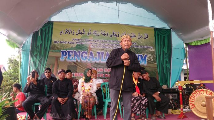 Hery Darwanto selaku Lurah Karangrowo menyampaikan sambutannya, (Foto : Adam Naufaldo) Hery Darwanto selaku Lurah Karangrowo menyampaikan sambutannya, (Foto : Adam Naufaldo)