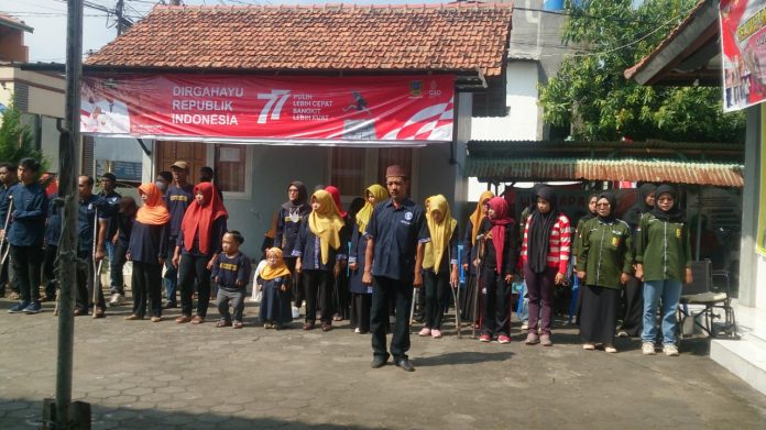 Ditengah terik matahari, FKDK tetap semangat melaksanakan kegiatan upacara bendera HUT RI ke-77, (Foto : Adam Naufaldo) Ditengah terik matahari, FKDK tetap semangat melaksanakan kegiatan upacara bendera HUT RI ke-77, (Foto : Adam Naufaldo)