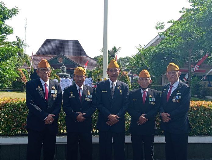 Sejumlah veteran foto bersama usai mengikuti upacara bendera memperingati HUT ke-77 RI, Rabu (17/8/2022) Sejumlah veteran foto bersama usai mengikuti upacara bendera memperingati HUT ke-77 RI, Rabu (17/8/2022)