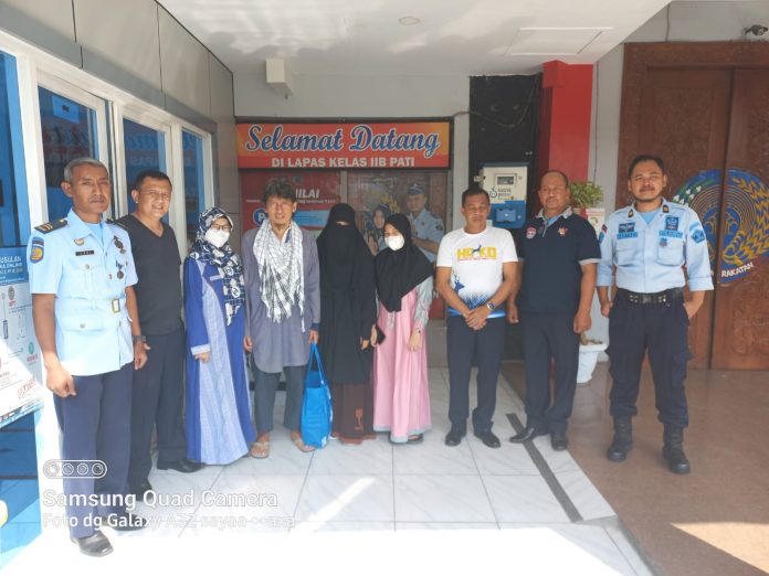 YS, napi terorisme keluar dari Lapas Kelas IIB Pati didampingi keluarganya YS, napi terorisme keluar dari Lapas Kelas IIB Pati didampingi keluarganya