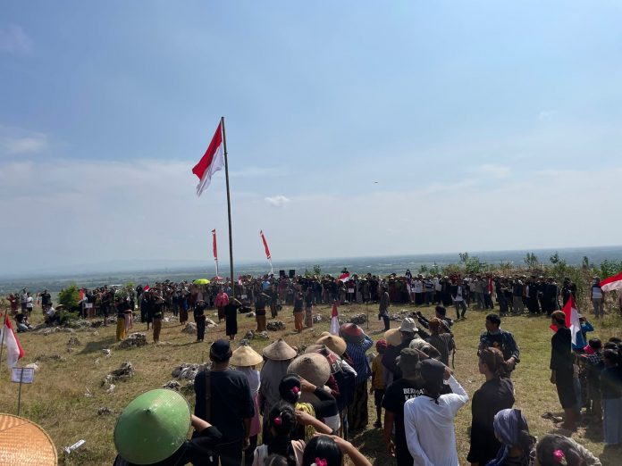 Sejumlah petani dari JM-PPK saat upacara memperingati HUT ke-77 Republik Indonesia di Pegunungan Kendeng Sejumlah petani dari JM-PPK saat upacara memperingati HUT ke-77 Republik Indonesia di Pegunungan Kendeng