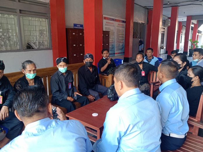 Sejumlah warga Samin dari Kecamatan Sukolilo saat di Lapas Kelas IIB Pati, Jumat (19/8/2022) Sejumlah warga Samin dari Kecamatan Sukolilo saat di Lapas Kelas IIB Pati, Jumat (19/8/2022)