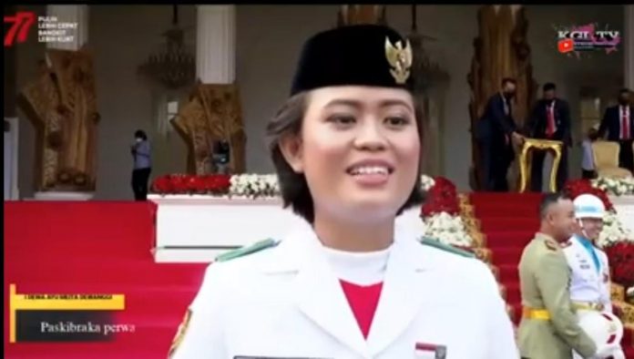 I Dewa Ayu Firsty pengibar bendera siswi SMAN 2 Kudus Jawa Tengah (Tangkapan layar) (istimewa) I Dewa Ayu Firsty pengibar bendera siswi SMAN 2 Kudus Jawa Tengah (Tangkapan layar) (istimewa)