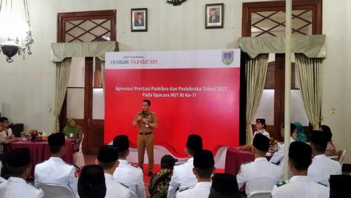 I Dewa Ayu Firsty saat berada di Pendopo Kabupaten Kudus bertemu dengan Bupati Hartopo, (Foto : Adam Naufaldo) I Dewa Ayu Firsty saat berada di Pendopo Kabupaten Kudus bertemu dengan Bupati Hartopo, (Foto : Adam Naufaldo)
