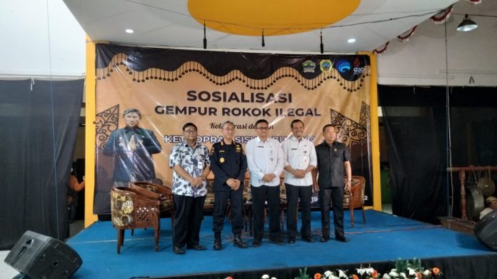 Foto bersama dari stakeholder terkait saat sosialisasi gempur rokok ilegal di Plaza Pragolo Pati, Rabu (19/10/2022) Foto bersama dari stakeholder terkait saat sosialisasi gempur rokok ilegal di Plaza Pragolo Pati, Rabu (19/10/2022)