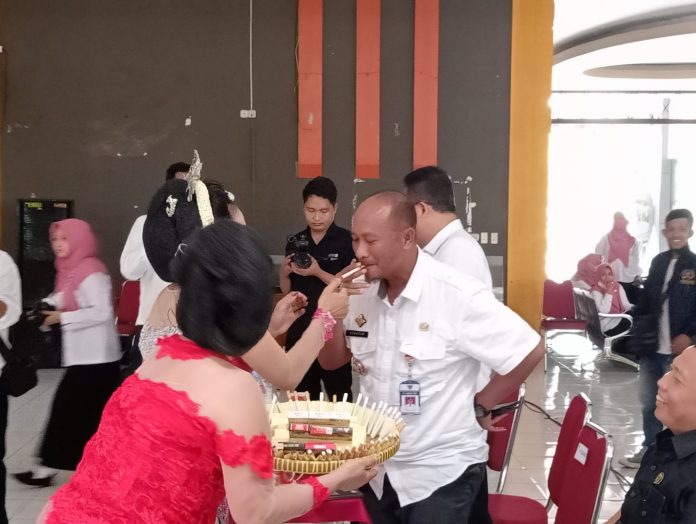Penjabat (Pj) Bupati Pati, Henggar Budi Anggoro saat menghadiri sosialisasi gempur rokok ilegal Penjabat (Pj) Bupati Pati, Henggar Budi Anggoro saat menghadiri sosialisasi gempur rokok ilegal