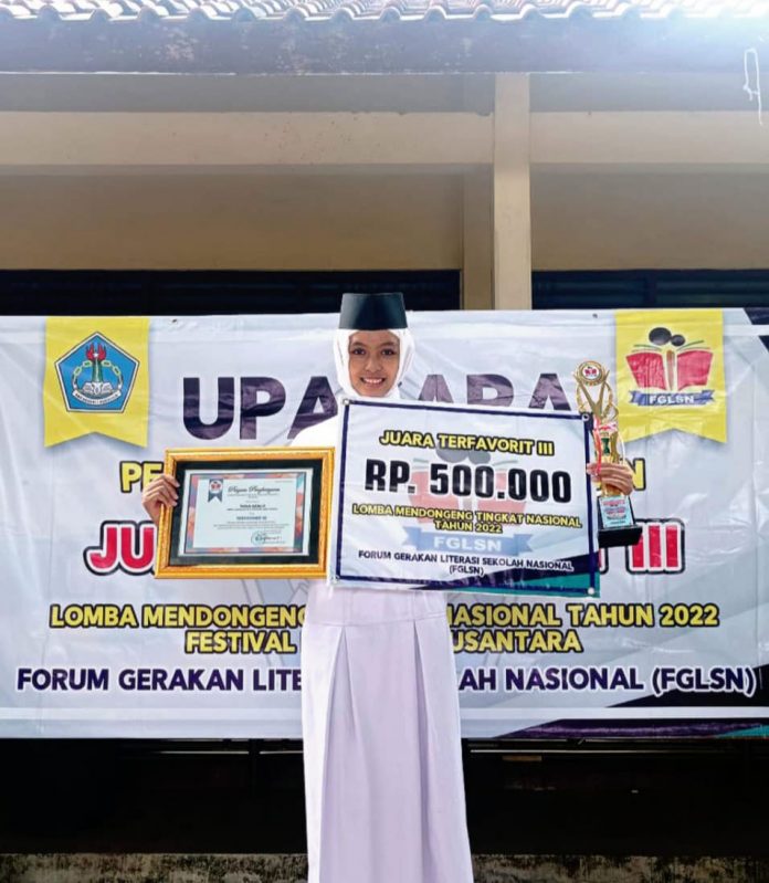 Rana Azalia, kelas IX A SMP Negeri 1 Sukolilo meraih juara favorit III lomba Mendongeng FGLSN Tahun 2022 Rana Azalia, kelas IX A SMP Negeri 1 Sukolilo meraih juara favorit III lomba Mendongeng FGLSN Tahun 2022