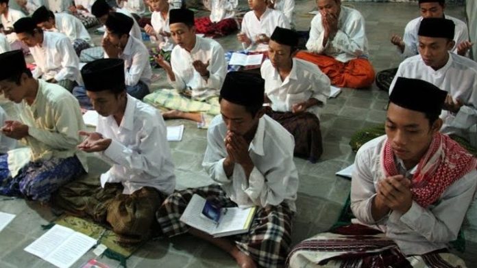 Ilustrasi santri tengah berdoa Ilustrasi santri tengah berdoa