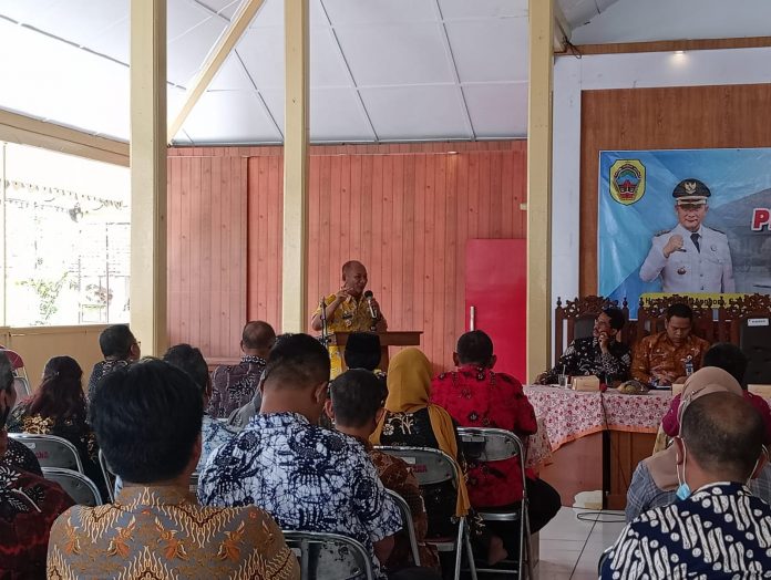 Pj Bupati Pati saat berdiskusi dengan Kades se-Kecamatan Juwana, Jumat (21/10 /2022) Pj Bupati Pati saat berdiskusi dengan Kades se-Kecamatan Juwana, Jumat (21/10 /2022)