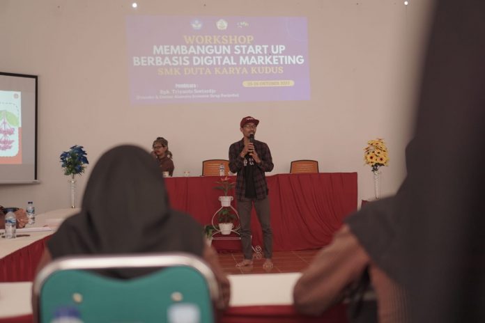 Tampak Owner Alammu Parijotho Triyanto menyampaikan materi digital marketing Tampak Owner Alammu Parijotho Triyanto menyampaikan materi digital marketing
