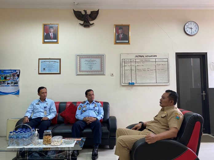 Audiensi Kepala Dukcapil Kudus Eko Hari Djatmiko bersama Kepala Rutan Kelas IIB Kudus Suprihadi Audiensi Kepala Dukcapil Kudus Eko Hari Djatmiko bersama Kepala Rutan Kelas IIB Kudus Suprihadi