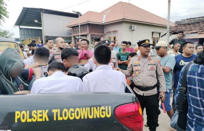 Polsek Tlogowungu mengamankan enam pelajar yang diduga akan melakukan aksi tawuran sesama pelajar Polsek Tlogowungu mengamankan enam pelajar yang diduga akan melakukan aksi tawuran sesama pelajar