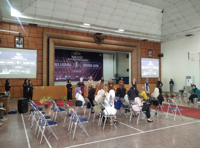 Sembilan model tampil di lomba fashion show UMK Sembilan model tampil di lomba fashion show UMK