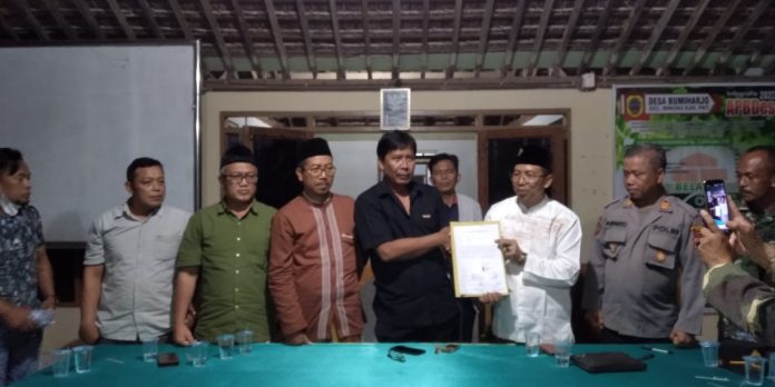 Kadus Botok, Suharto saat menyampaikan permintaan maaf kepada jajaran pengurus NU, Sabtu (29/10/2022) Kadus Botok, Suharto saat menyampaikan permintaan maaf kepada jajaran pengurus NU, Sabtu (29/10/2022)