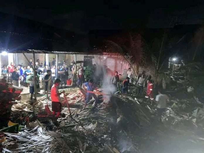 Anggota Damkar bersama masyarakat berjibaku memadamkan api di Jatiroto, Kayen, Minggu (30/10/2022) petang Anggota Damkar bersama masyarakat berjibaku memadamkan api di Jatiroto, Kayen, Minggu (30/10/2022) petang