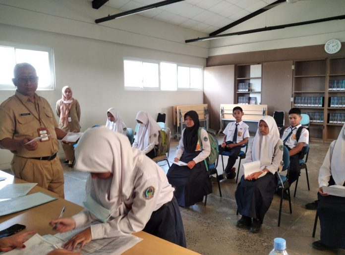 Para siswa diberi bansos Rp 600 ribu Para siswa diberi bansos Rp 600 ribu