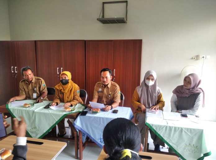 Kepala Sekolah SD 3 Demaan bersama Komite Sekolah, dan (tengah) Kepala Bidang Pendidikan Dasar Disdikpora Kepala Sekolah SD 3 Demaan bersama Komite Sekolah, dan (tengah) Kepala Bidang Pendidikan Dasar Disdikpora