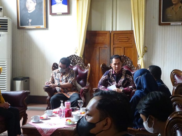 Audiensi FKDK kepada Bupati Kudus Hartopo di Pendopo Terkait Konvoi yang akan digelar. Audiensi FKDK kepada Bupati Kudus Hartopo di Pendopo Terkait Konvoi yang akan digelar.