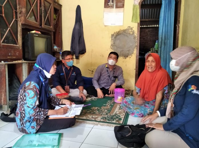 Petugas Regsosek didampingi Kepala BPS Kudus Rahmadi Agus Santosa melakukan pendataan dirumah warga bernama Sugini Petugas Regsosek didampingi Kepala BPS Kudus Rahmadi Agus Santosa melakukan pendataan dirumah warga bernama Sugini