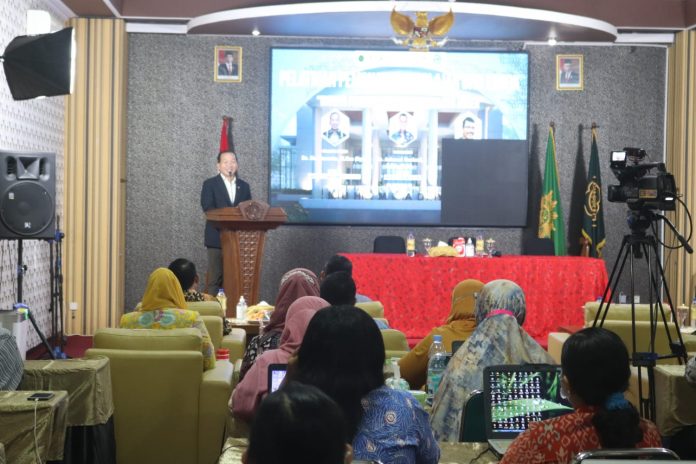Kegiatan pelatihan pembuatan buku ajar dan ebook yang digelar di Ruang Serba Guna UMKU Kegiatan pelatihan pembuatan buku ajar dan ebook yang digelar di Ruang Serba Guna UMKU