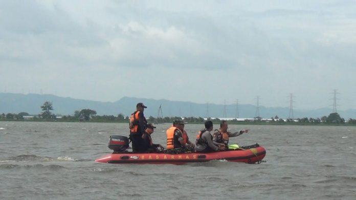 Aparat setempat melakukan pencarian korban tenggelam Aparat setempat melakukan pencarian korban tenggelam