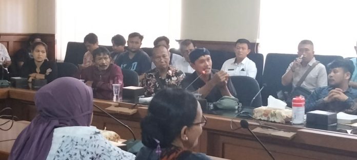 Berlangsung audiensi oleh Jaringan Masyarakat Peduli Pegunungan Kendeng (JM-PPK) di Pendopo Pati, Rabu (4/1/2023) Berlangsung audiensi oleh Jaringan Masyarakat Peduli Pegunungan Kendeng (JM-PPK) di Pendopo Pati, Rabu (4/1/2023)