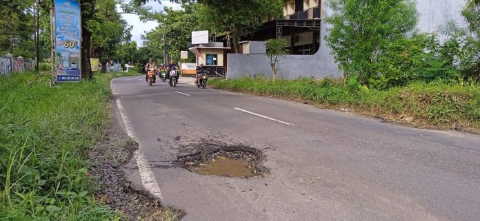 Foto: Penampakan jalan lubang yang dapat membahayakan pengendara sepeda motor Foto: Penampakan jalan lubang yang dapat membahayakan pengendara sepeda motor