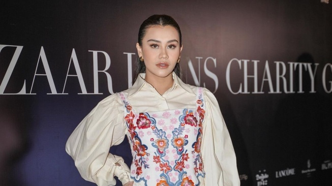 Pakai Tas kemudian Sepatu Chanel Senada, Gaya Elegan Aaliyah Massaid Dukung Thariq Halilintar Tanding Bola Curi Perhatian