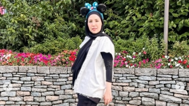 5 OOTD Olahraga Hijab ala Tya Ariestya, Stylish Namun Tetap Nyaman